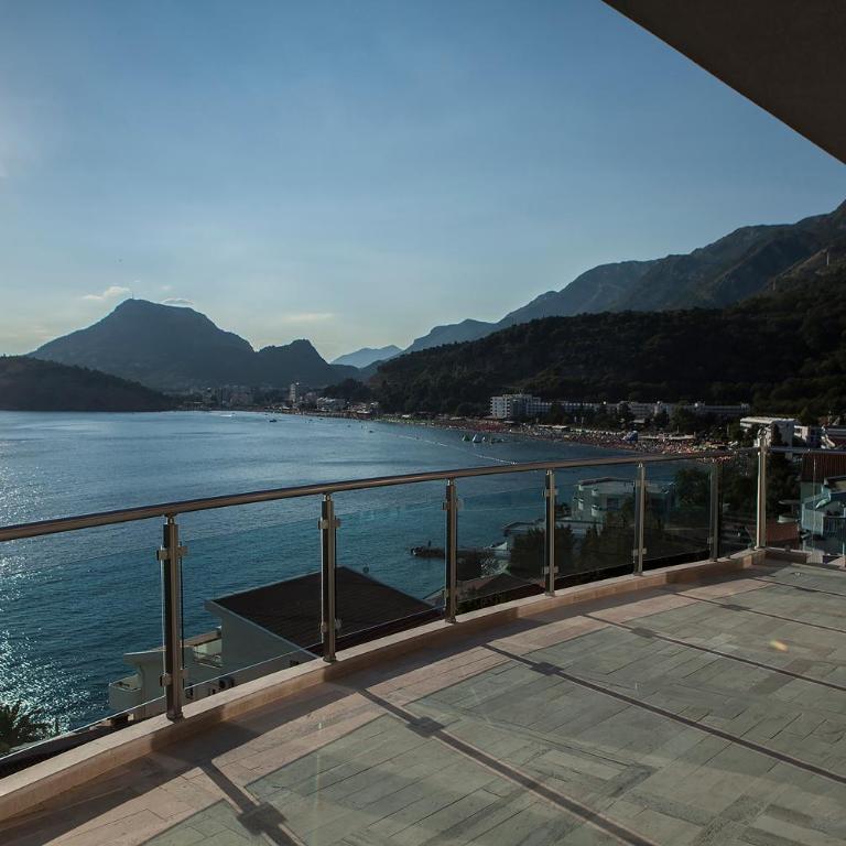 Hotel Velkom - Dvokrevetna soba sa Bračnim Krevetom, Terasom i Pogledom na More - 2