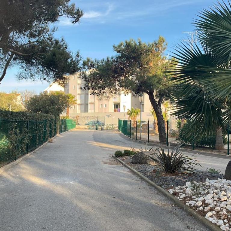 BEGOOD'IZ naturiste Studio indépendant au calme au coeur du village - Chambre Double avec Salle de Bains Privative - 1