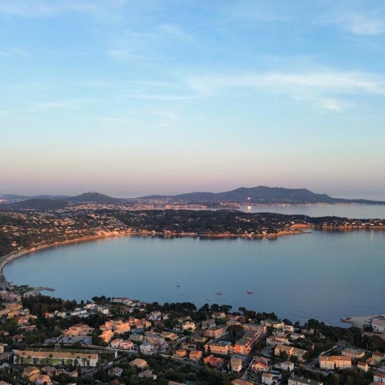 VUE EPOUSTOUFLANTE SUR BANDOL & LA MER 2 pièces, piscine tout confort 4 étoiles, très calme, terrasse spacieuse sans vis à vis, parking privé résidence standing - Apartamento de 1 dormitorio - 2
