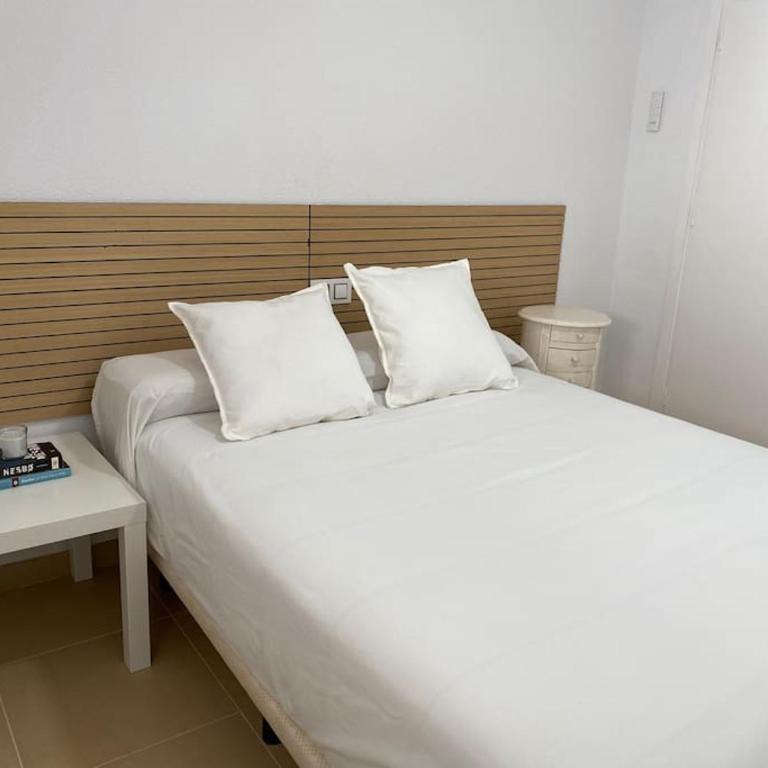 City & Beach Top-Floor Apartment - Two-Bedroom Apartment - 4
