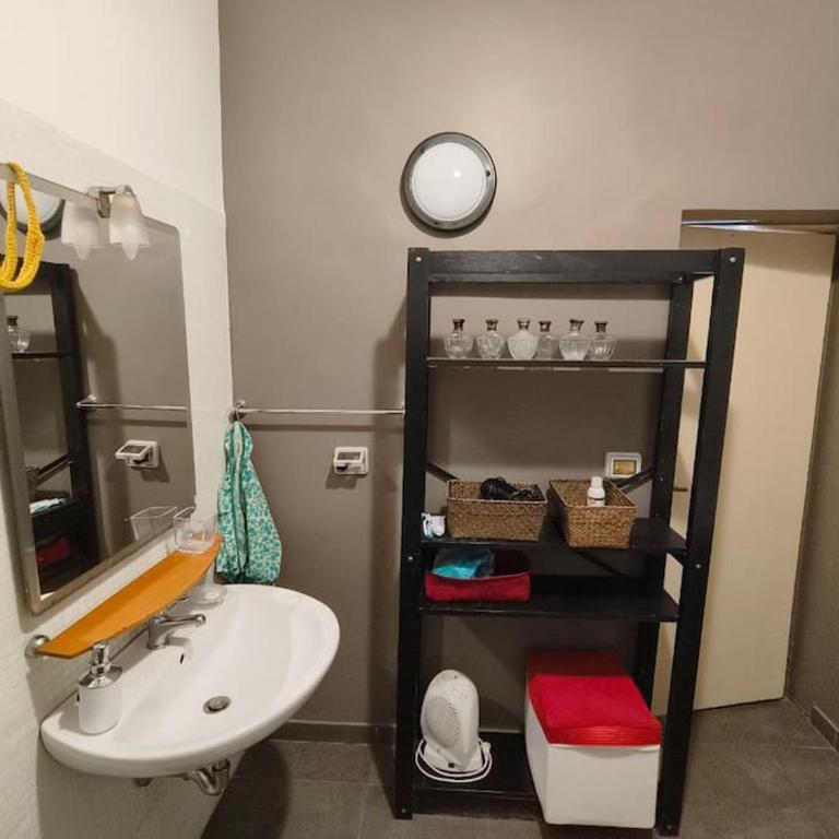 RetroEtnea - Appartamento in centro storico - con camere comunicanti - Appartamento con 2 Camere da Letto - 10