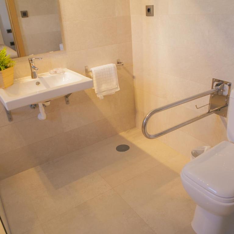 Hotel Novomar - Habitación Triple adaptada para personas con movilidad reducida - 2