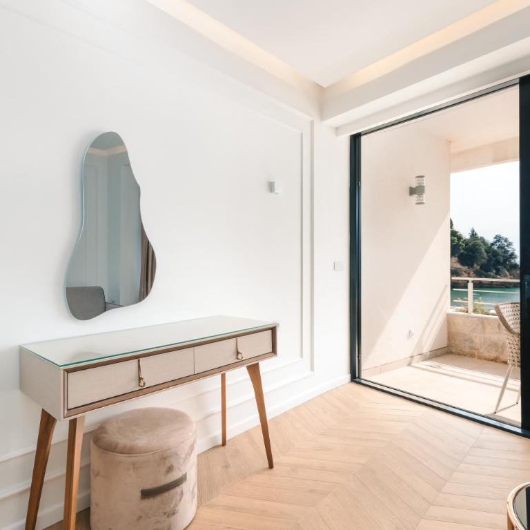 Miramar - Deluxe Double Room with Sea View - 1