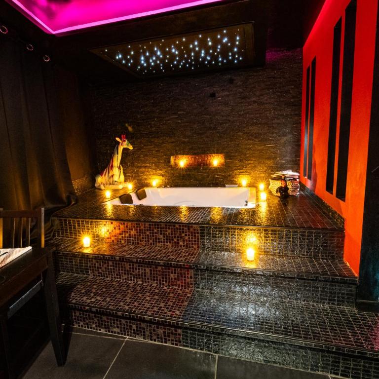 Suite Romantique - Suite Lit Queen-Size Pomme D'Amour avec Baignoire Spa - 2