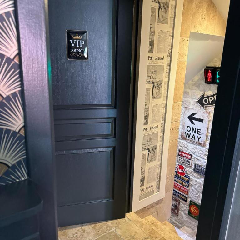 SUITE 785 Chambre Jacuzzi Sauna - Chambre Lit King-Size avec Baignoire Spa - 24