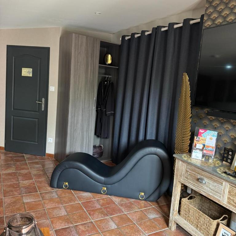 SUITE 785 Chambre Jacuzzi Sauna - Chambre Lit King-Size avec Baignoire Spa - 15