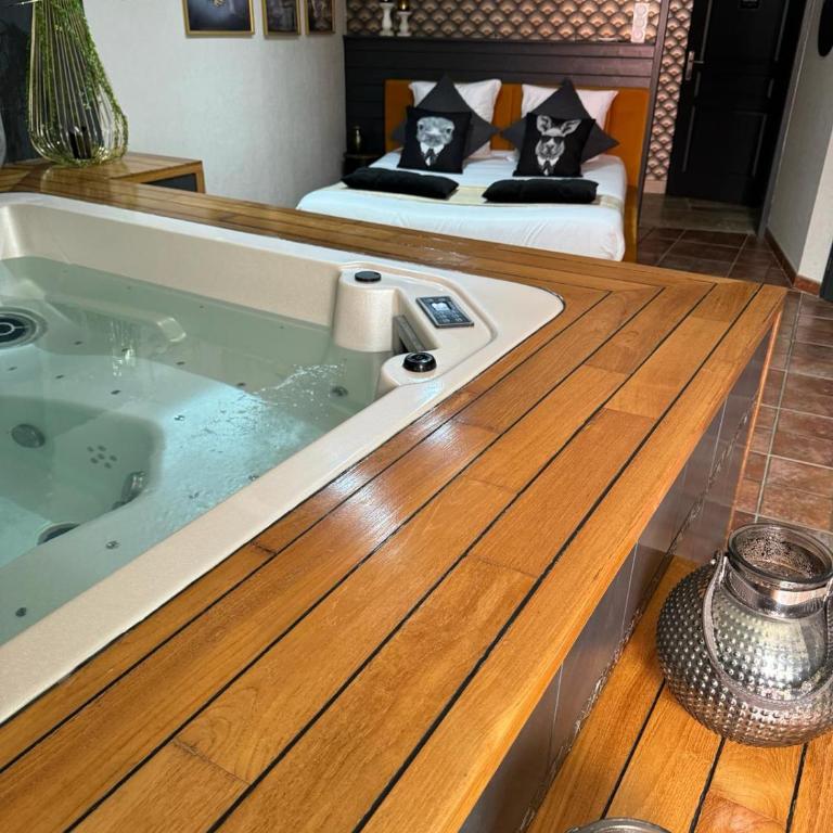 SUITE 785 Chambre Jacuzzi Sauna - Chambre Lit King-Size avec Baignoire Spa - 16