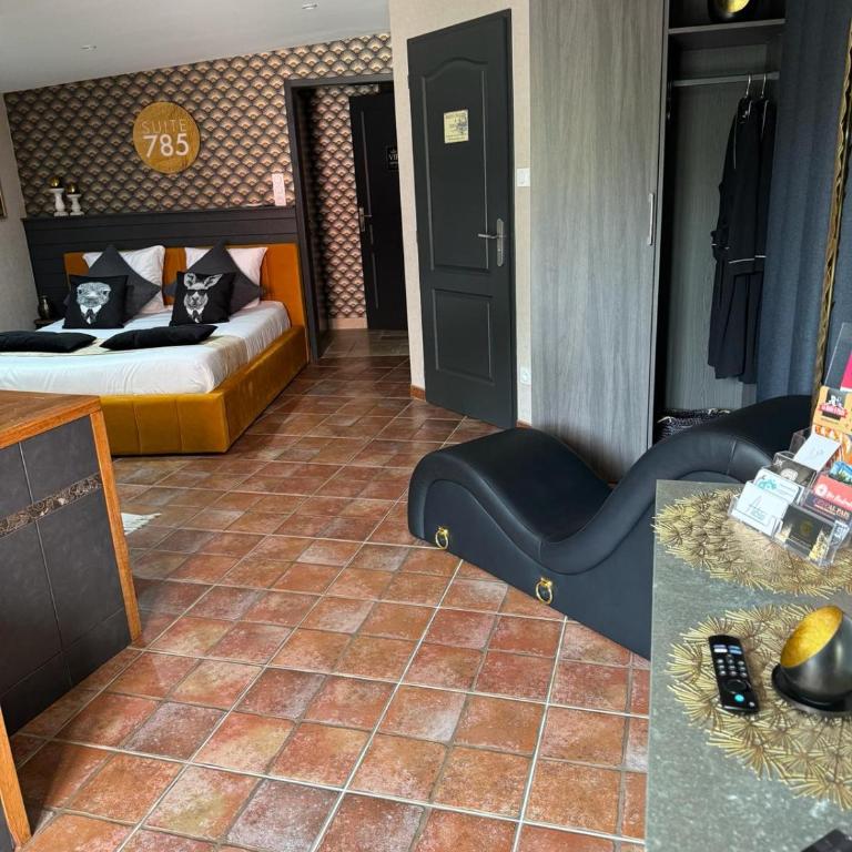 SUITE 785 Chambre Jacuzzi Sauna - Chambre Lit King-Size avec Baignoire Spa - 14
