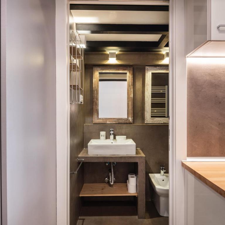 Beautiful renovated Loft minutes from the beach - One-Bedroom Apartment - 10