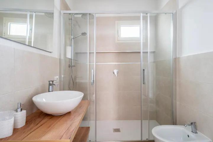 B&B Affittacamere Via del Centro - Camera Matrimoniale/Doppia con Letti Singoli con Bagno Privato Esterno - 10