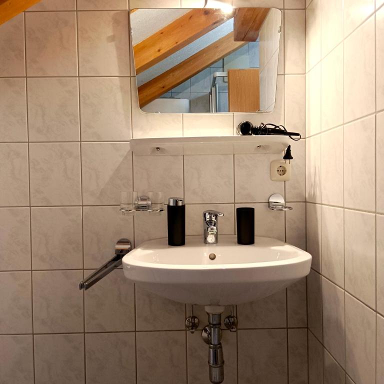 Charmante, ruhige Wohnung in Innsbruck - Studio mit Kingsize-Bett - 2