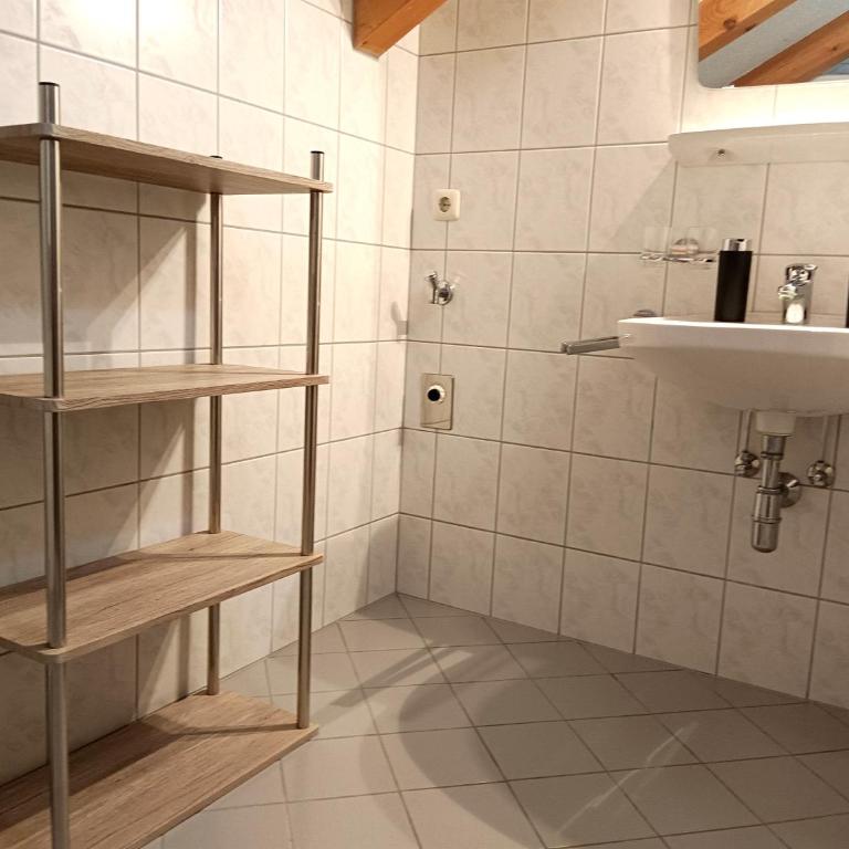 Charmante, ruhige Wohnung in Innsbruck - Studio mit Kingsize-Bett - 3