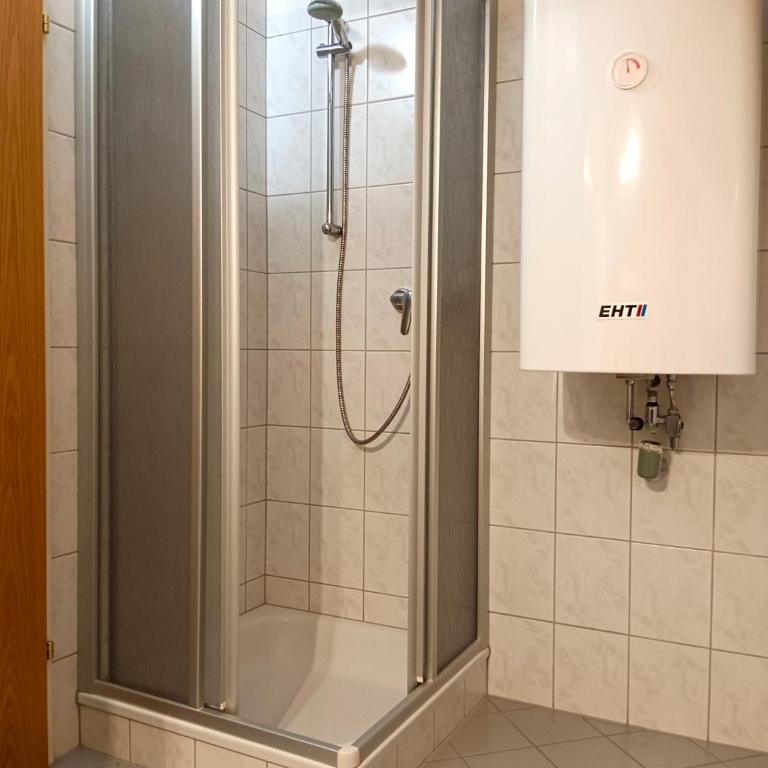 Charmante, ruhige Wohnung in Innsbruck - Studio mit Kingsize-Bett - 4