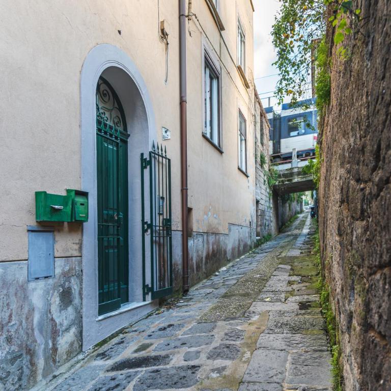 Central Sorrento 3 BR 1,5 BT flat balcony A C Wi-Fi - Three-Bedroom Apartment - 21