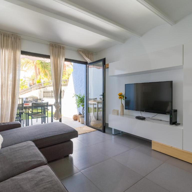 Amazing 3 bedroom next to the beach with heated pool - Three-Bedroom House - 9