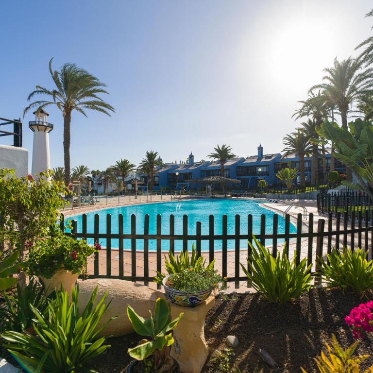 Amazing 3 bedroom next to the beach with heated pool - Three-Bedroom House - 1