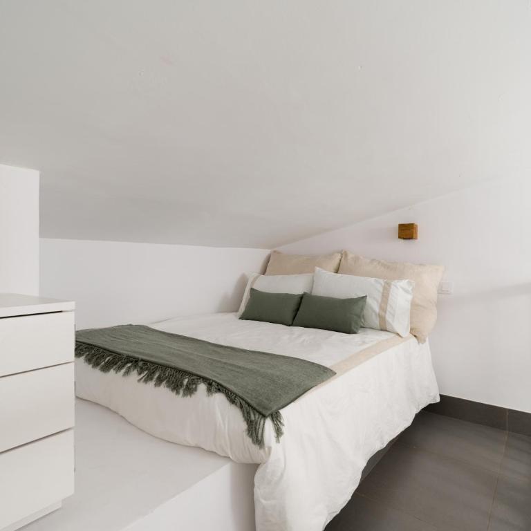 Amazing 3 bedroom next to the beach with heated pool - Three-Bedroom House - 19