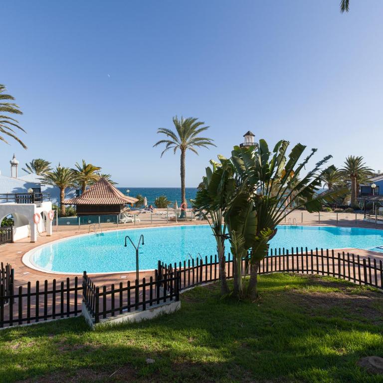 Amazing 3 bedroom next to the beach with heated pool - Three-Bedroom House - 2