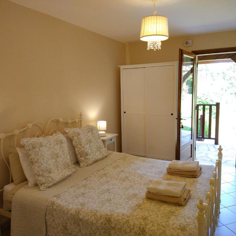 La Colline - Chambre d'hôtes - B&B - Chambre Double avec Salle de Bains Privative - 3