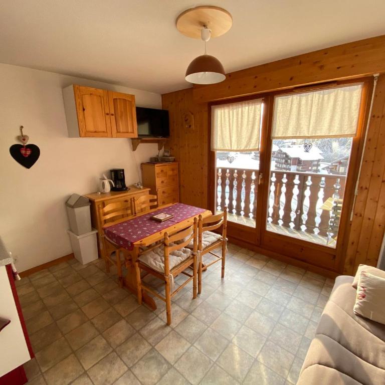 Studio tranquille avec balcon et parking proche centre Châtel - FR-1-693-59 - Studio - 1