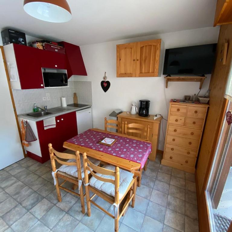 Studio tranquille avec balcon et parking proche centre Châtel - FR-1-693-59 - Studio - 13