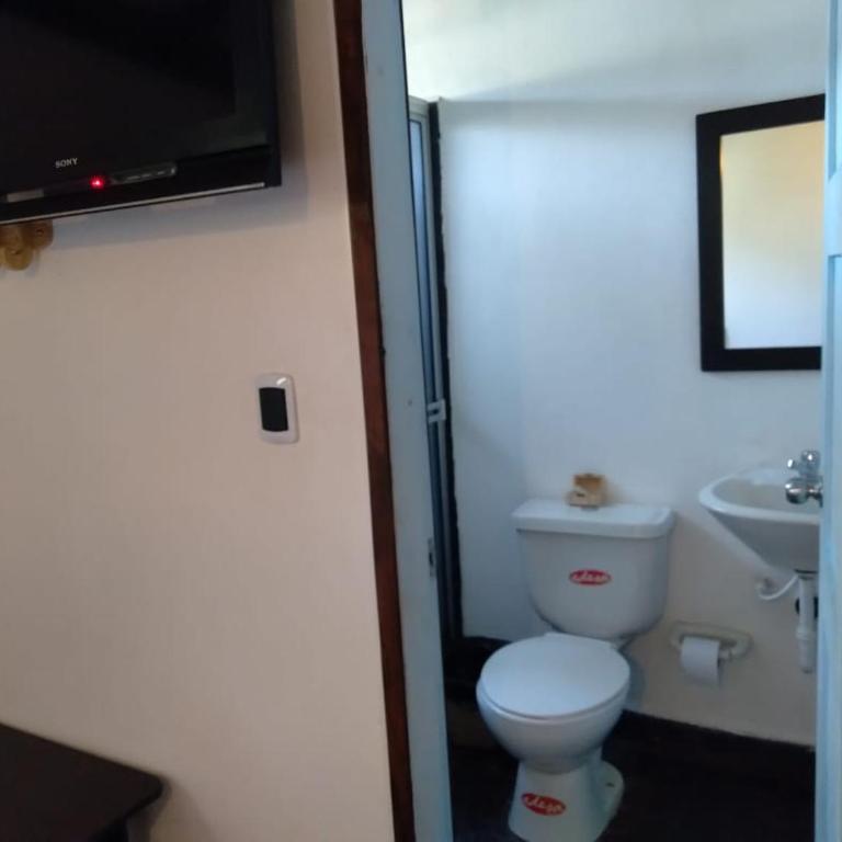 FLORA HOSPEDAJE - Habitación Triple con baño - 2