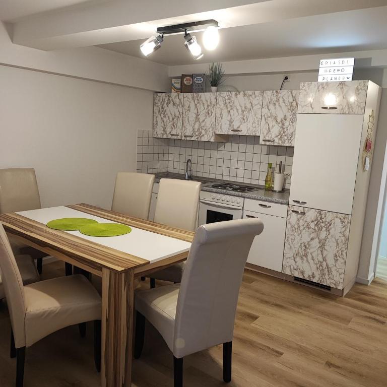 FeWo Planer Altstadtwohnung mit Terrasse & Parkplatz - Apartment mit 3 Schlafzimmern - 2