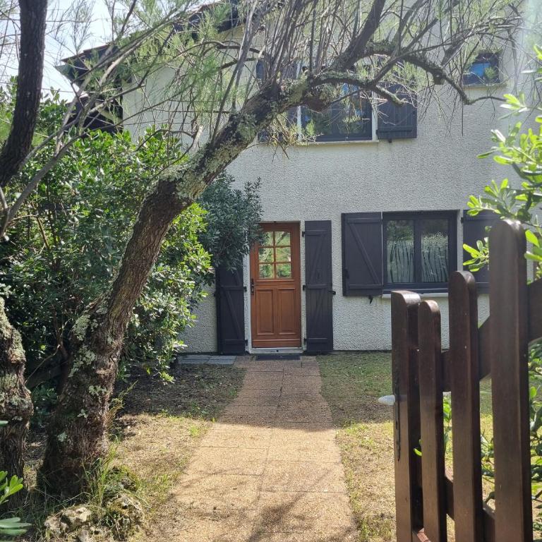 Villa à Seignosse: Plage à pied, Terrasse, 3 Chambres, Quartier calme - Three-Bedroom House - 2