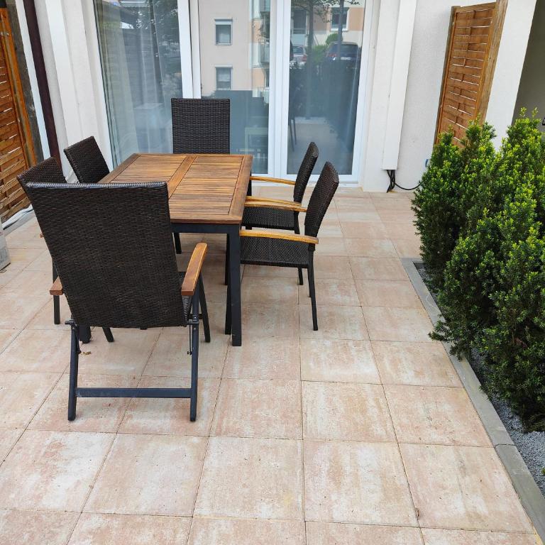 Eleonoras Ferienwohnung in Würzburg Stadt mit Terrasse im Erdgeschoss inklusive eigenen Parkplätzen vor der Tür - Apartment mit Terrasse - 8
