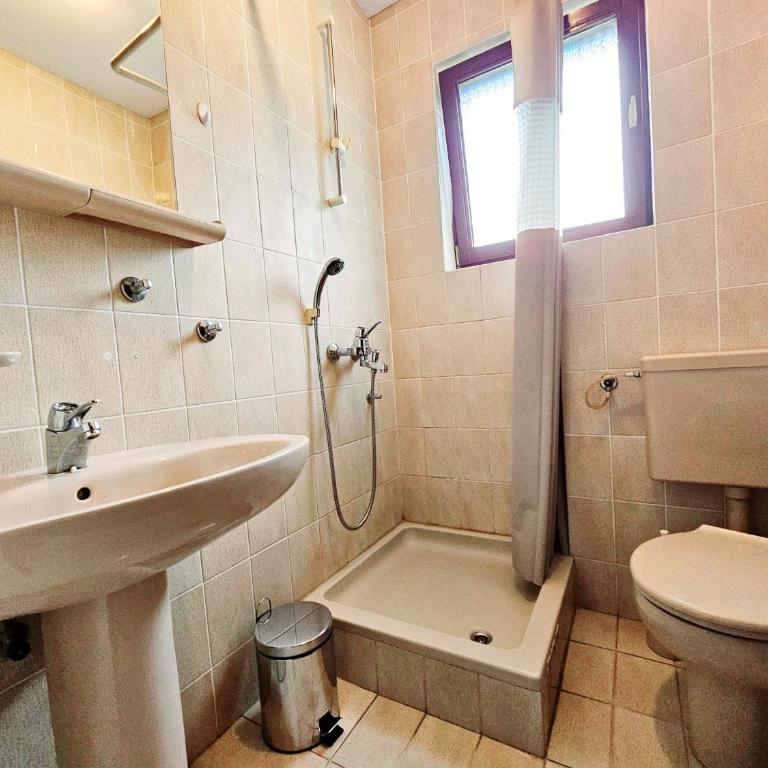 Bravo Plus - Standard Twin Room with Shared Bathroom - 5