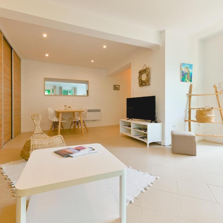 Charmant Appartement - Jardinet Privé - 5 minutes des plages Sanguinaires - Ajaccio - Appartement 1 Chambre - 9