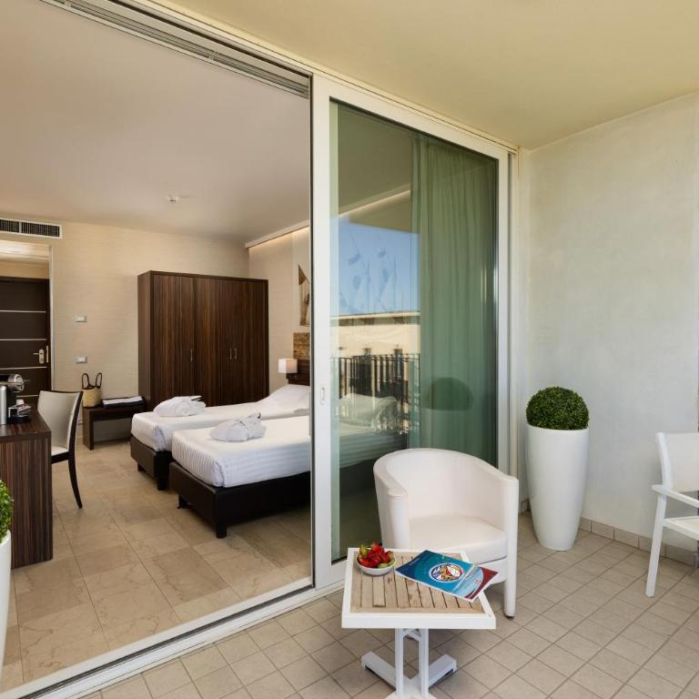 Mercure Rimini Lungomare - Camera Classic Doppia con Letti Singoli e con Terrazza - 10