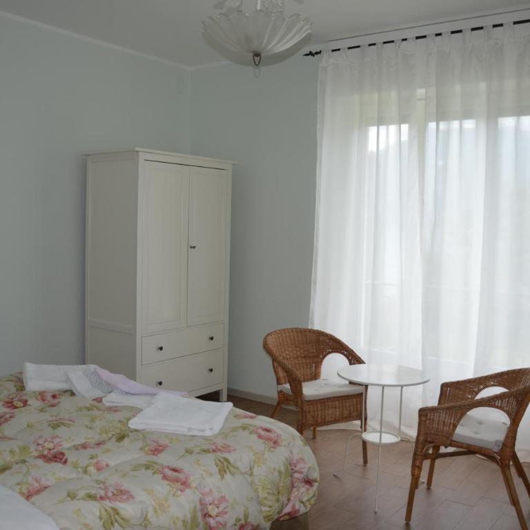 B&B Cherry En Rose - Camera Matrimoniale con Vista Lago - 2