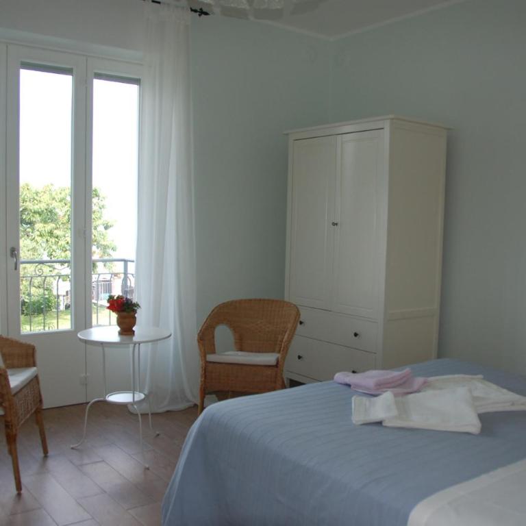 B&B Cherry En Rose - Camera Matrimoniale con Vista Lago - 3