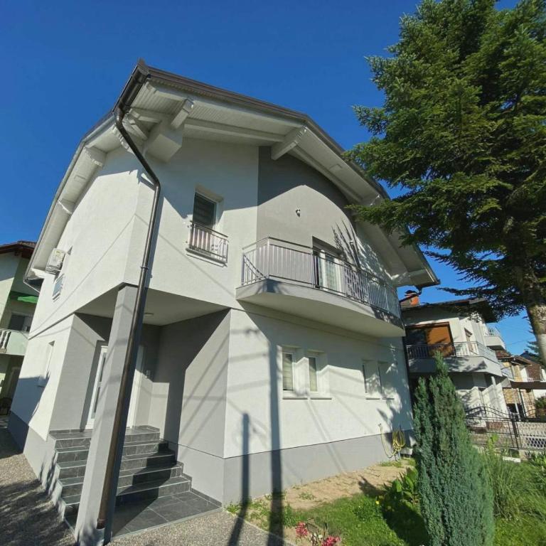Apartman Nani - Three-Bedroom Apartment with Mountain View - 1