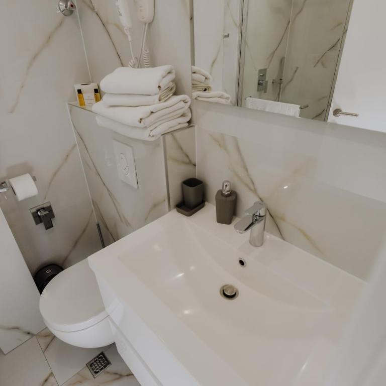 Lux City Apartments & Rooms - Superior Dvokrevetna Soba sa Bračnim Krevetom - 12