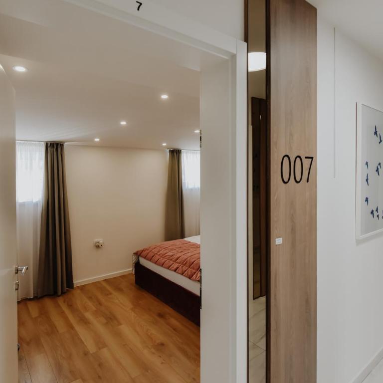 Lux City Apartments & Rooms - Dvokrevetna Soba sa Bračnim Krevetom - 3