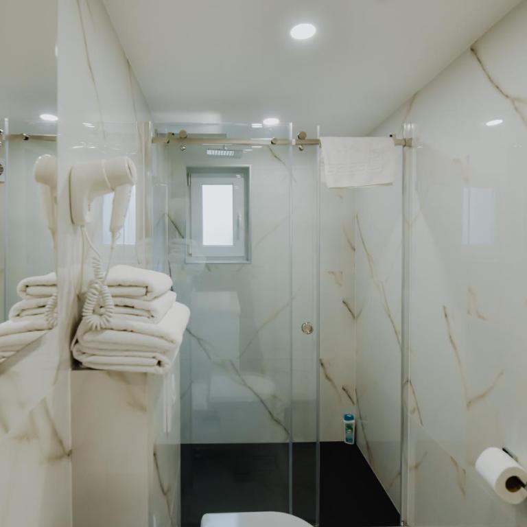 Lux City Apartments & Rooms - Dvokrevetna Soba sa Bračnim Krevetom - 10