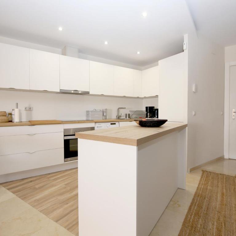 Estepona Port Apartment YVONNE - Two-Bedroom Apartment - 16