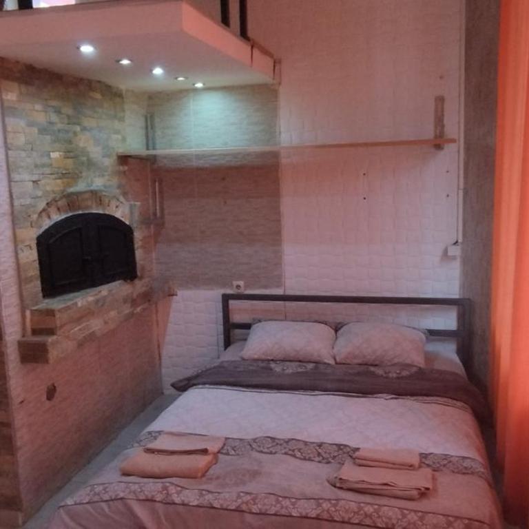 Small Apartment PRIVATE bathroom STRONG WI-FI - Velika Dvokrevetna Soba sa Bračnim Krevetom - 2