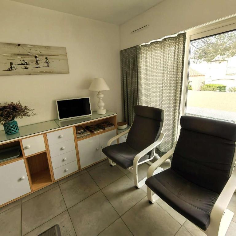 T3 Rénové avec Climatisation, Piscine & Parking à 100m de la Mer - FR-1-607-24 - Appartement (4 Adultes) - 1