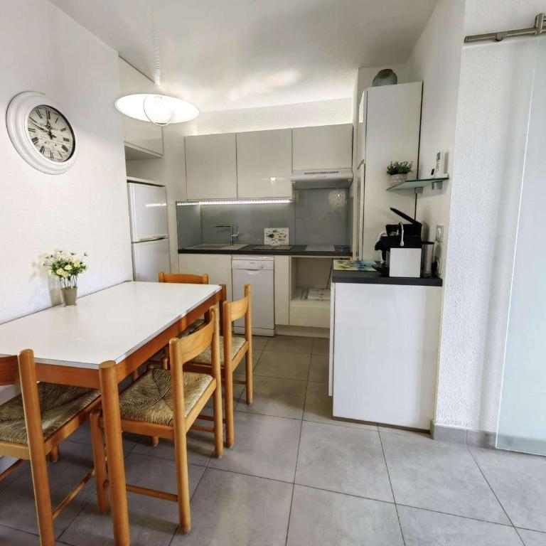 T3 Rénové avec Climatisation, Piscine & Parking à 100m de la Mer - FR-1-607-24 - Appartement (4 Adultes) - 17