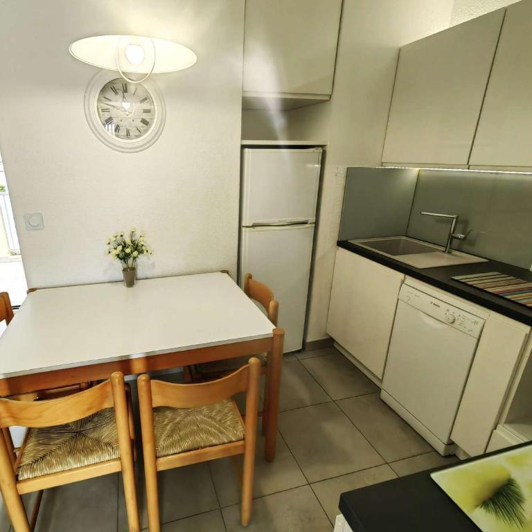 T3 Rénové avec Climatisation, Piscine & Parking à 100m de la Mer - FR-1-607-24 - Appartement (4 Adultes) - 18