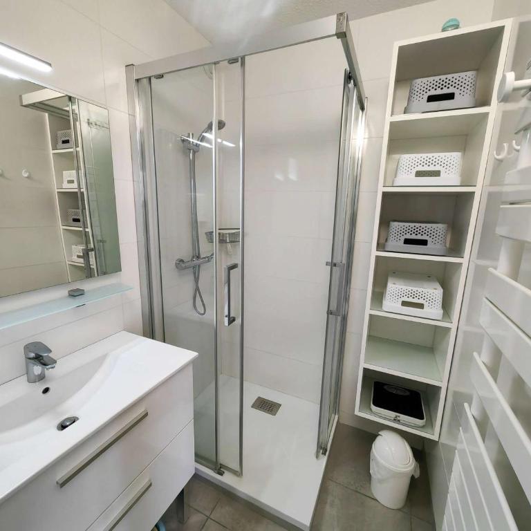 T3 Rénové avec Climatisation, Piscine & Parking à 100m de la Mer - FR-1-607-24 - Appartement (4 Adultes) - 23
