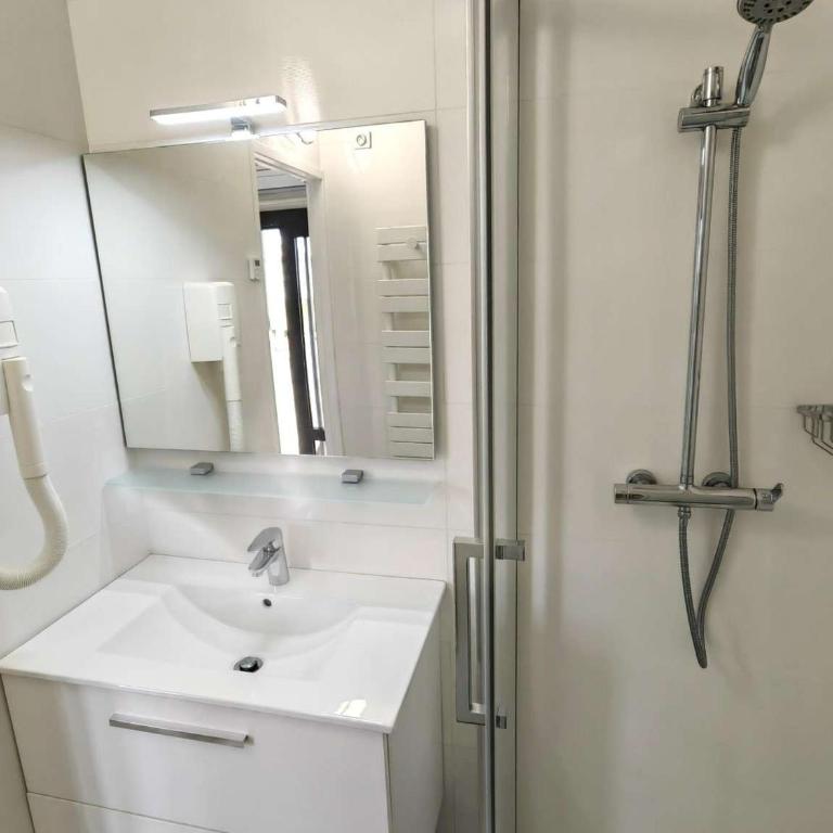 T3 Rénové avec Climatisation, Piscine & Parking à 100m de la Mer - FR-1-607-24 - Appartement (4 Adultes) - 24