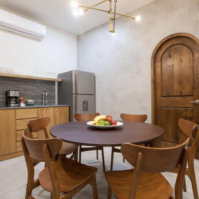 Departamentos & Villa Monarka, 1 Block from Malecon! - Apartamento de 2 dormitorios con balcón - 9
