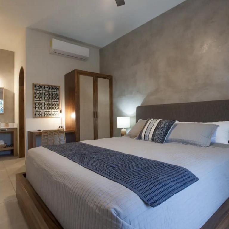 Departamentos & Villa Monarka, 1 Block from Malecon! - Apartamento de 2 dormitorios con balcón - 12