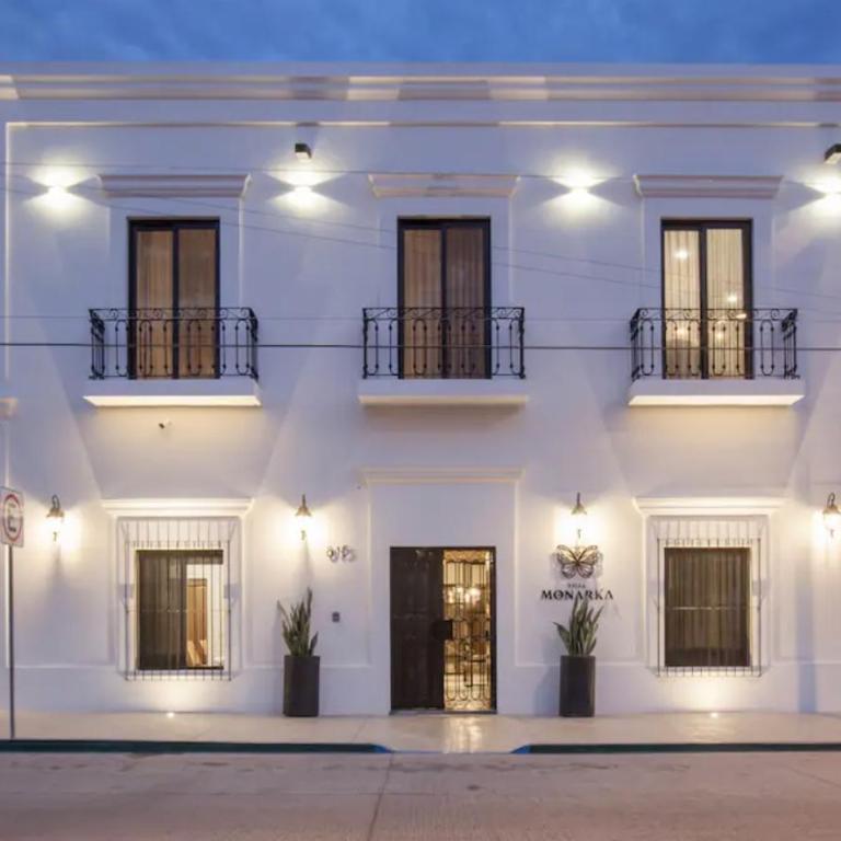 Departamentos & Villa Monarka, 1 Block from Malecon! - Apartamento de 3 dormitorios con piscina privada - 16