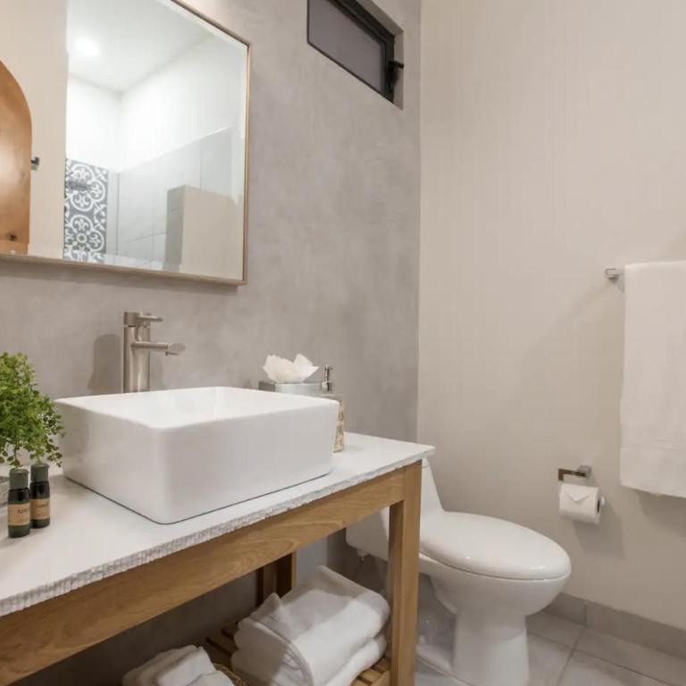 Departamentos & Villa Monarka, 1 Block from Malecon! - Apartamento de 2 dormitorios con balcón - 16