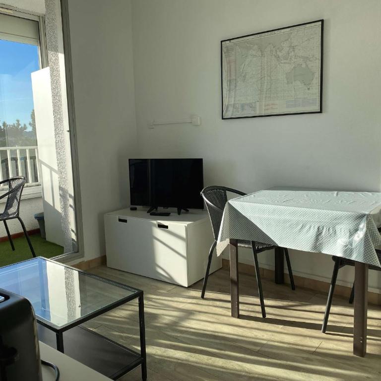T2 avec Loggia et Wifi à Balaruc-les-Bains - FR-1-553-169 - Apartment - 4